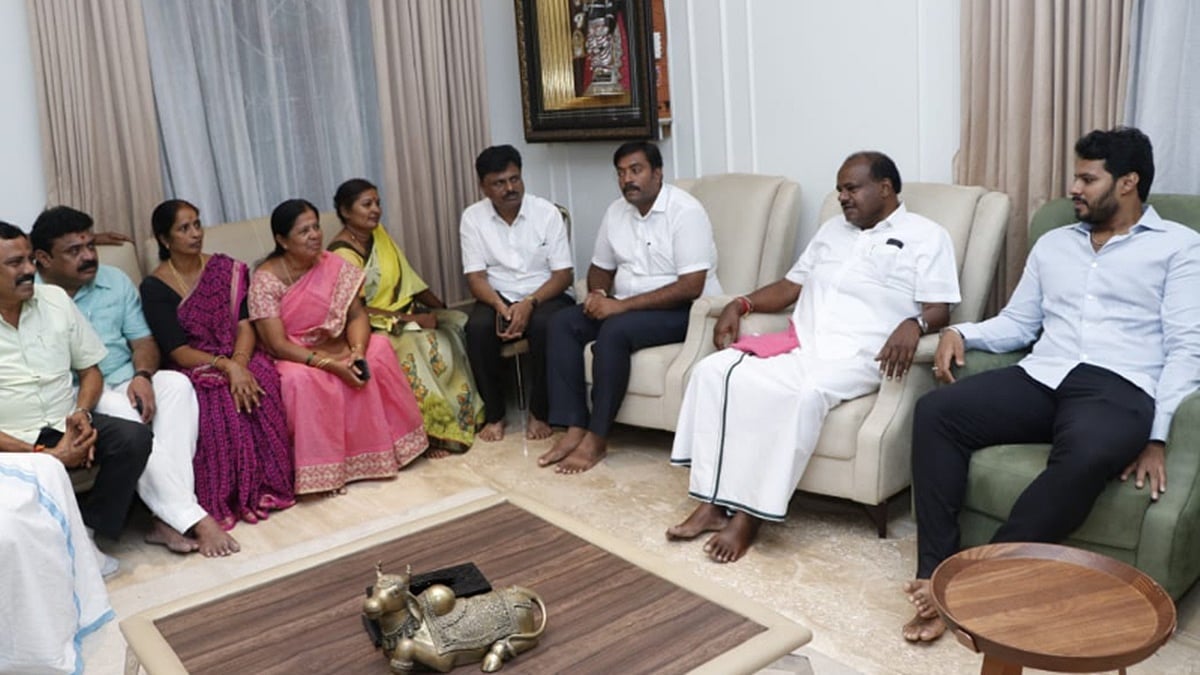 ಚನ್ನಪಟ್ಟಣ ಉಪ ಚನಾವಣೆ: ಸ್ಥಳೀಯ ಜೆಡಿಎಸ್ ಮುಖಂಡರು, ಕಾರ್ಯಕರ್ತರ ಜೊತೆ ಕುಮಾರಸ್ವಾಮಿ ಚರ್ಚೆ